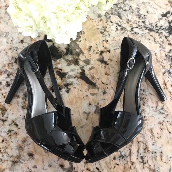 Black Peak Toe Heels - Picture 4 of 5